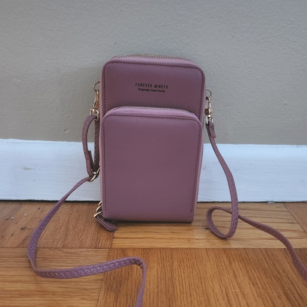 Sleek Crossbody Bag with Adjustable Strap
